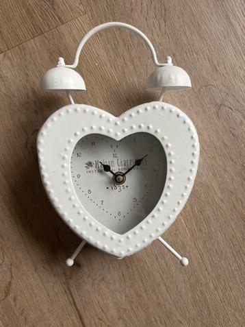 Charmante witte hartvormige wekker