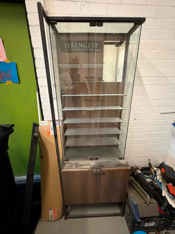 Vitrinekast met glazen deuren en planken