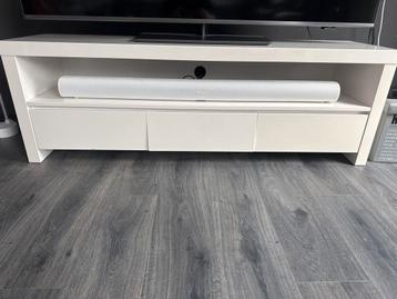 Mooie nette GRATIS hoogglans wit TV meubel!