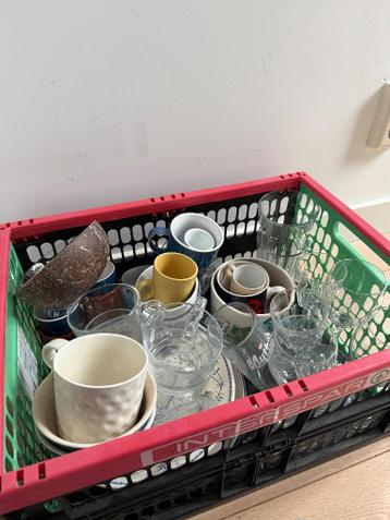 Borden, (wijn)glazen, mokken en kommen