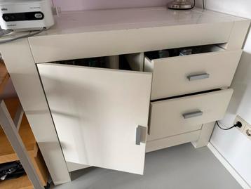 GRATIS Witte commode met lades en deur
