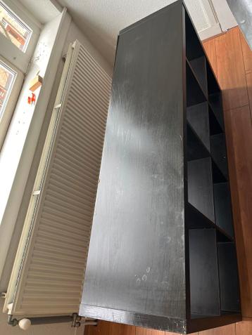 Zwarte IKEA vakken kast