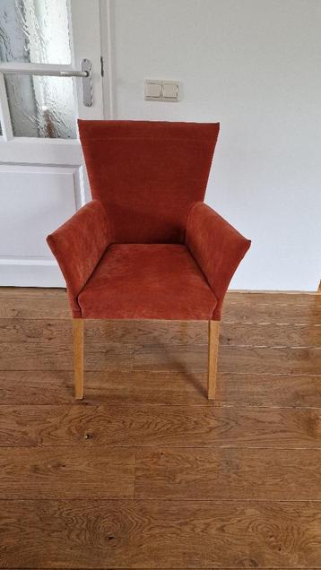 5 eetkamerstoelen (waarvan 4 met armleuningen)