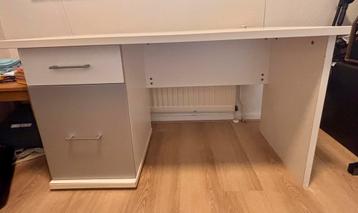Stevig bureau met opbergruimte