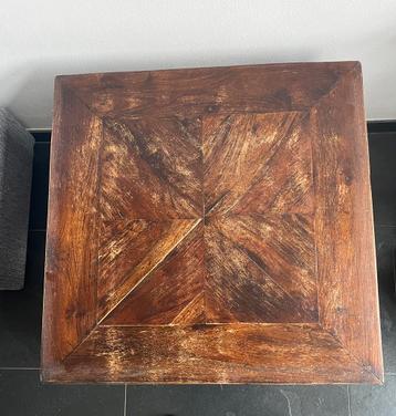 Tafel 60 bij 60 bij 42 cm. Gratis zoals gebruikelijk.