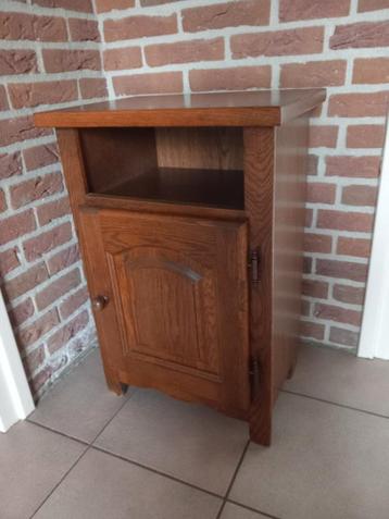 Nachtkastje  donker eiken kleur met sleutelbakje en spiegel