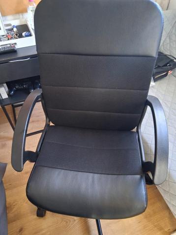 Zwarte bureaustoel in zeer goede staat.