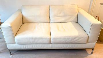 Witte leren 2 zits bank met hocker.