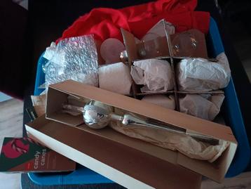 Doos glazen kerstballen en piek GRATIS