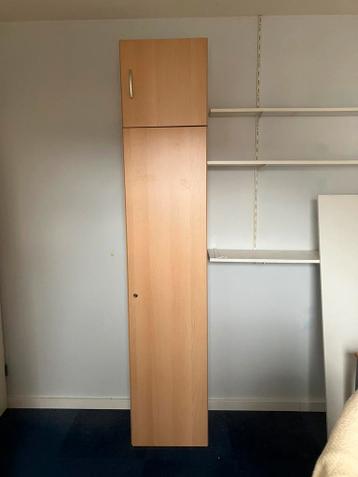 Twee hoge kantoorkasten linnenkasten kledingkasten