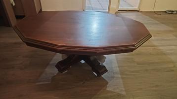 Houten tafel met unieke vormgeving