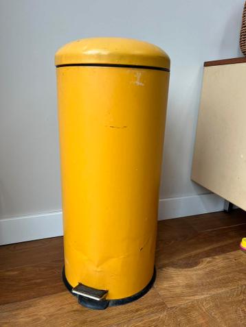 Gratis, hoge gele pedaalemmer