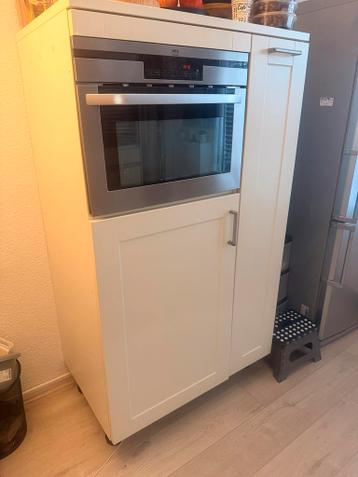 Keukenwand met combimagnetron, apothekerkast en koelkast