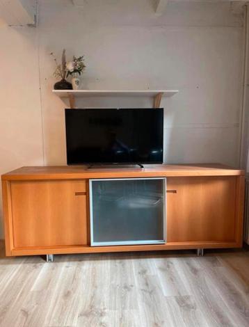 Houten mid century style TV-meubel met glazen schuifdeur