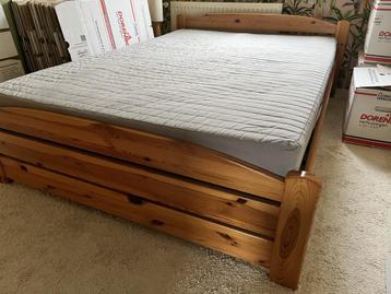 bed 2 persoons incl.matras en bedbodems gratis