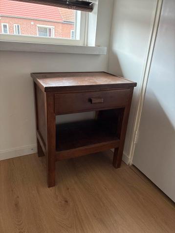 Houten nachtkastje met lade