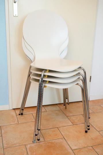 Vier witte (eetkamer)stoelen