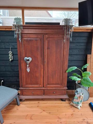 Ruime houten kast met deuren en lades