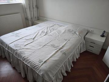 Tweepersoonsbed 160x200 met nachtkastjes en stopcontact