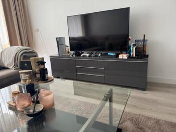 Moderne tv-kast - MOET VOOR MAANDAG WEG