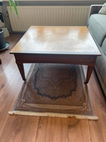 Salontafel in koloniale stijl met wielen