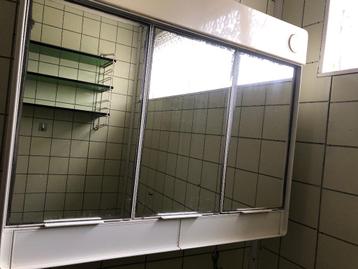 Spiegelkastje voor in badkamer