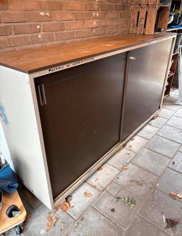 Gratis af te halen: metalen schuifdeurkast
