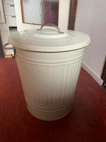 Metalen prullenbak met deksel