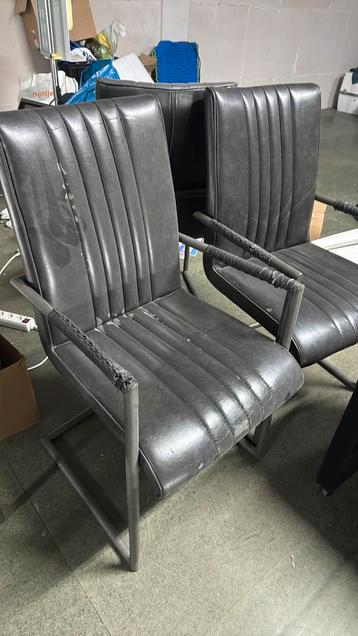 Gratis 4 bureaustoelen en 2 stoffen stoelen op wieltjes