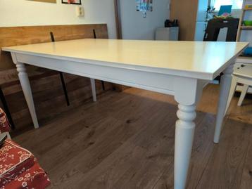 Gratis extendable dining table