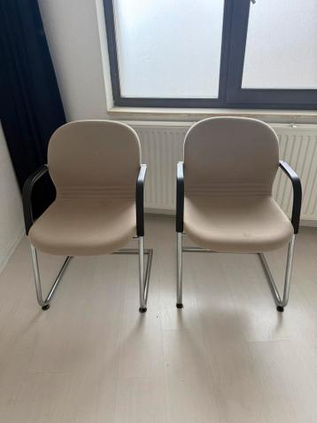 2 Beige bureaustoelen