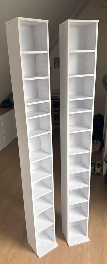 Twee witte CD rekken