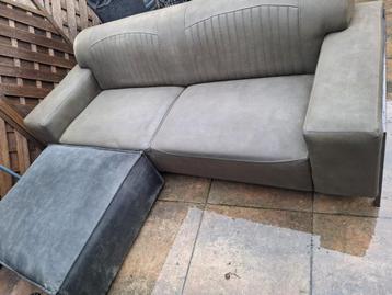 Groene bank met zwarte poten + donkergroene poef