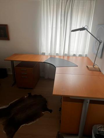 Gratis Hoekbureau IKEA met ladeblokken en lamp
