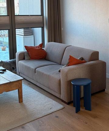 Comfortabele grijze stoffen bank (GRATIS)