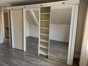 Witte kledingkast met spiegeldeuren en spotjes