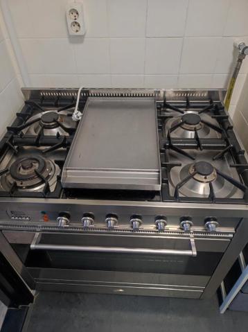 Groot gasfornuis met grillplaat