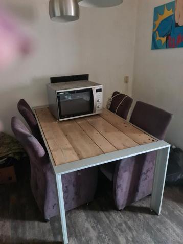 Houten eethoek, 4 stoelen en combimagnetron