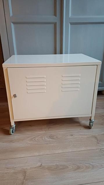 GRATIS Ikea kastje op wieltjes.
