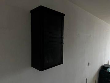 Gratia moet weg Twee zwarte wandkasten voor keuken/woonkamer