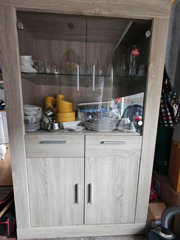 Mooie buffetkast met glazen deuren