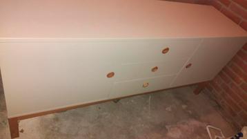 Moderne kast met lades en deuren