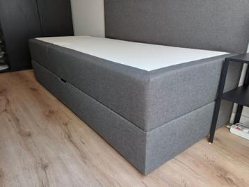 Eenpersoonsbed met bergruimte.