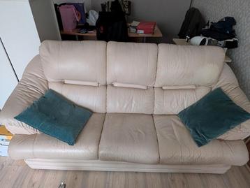 3-zits en 2-zits bank gratis wegens verhuizing *8 jaar oud*