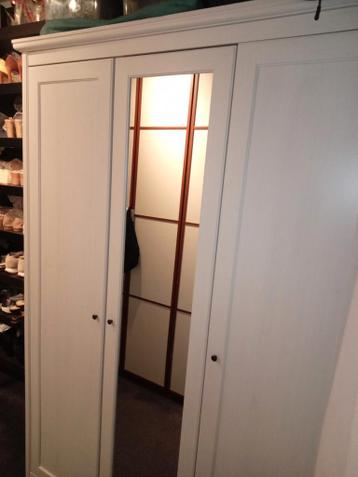 GRATIS 21 of 22 feb ophalen: witte kast met spiegel 3-deurs