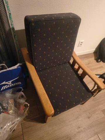 Vintage fauteuil met houten armleuningen