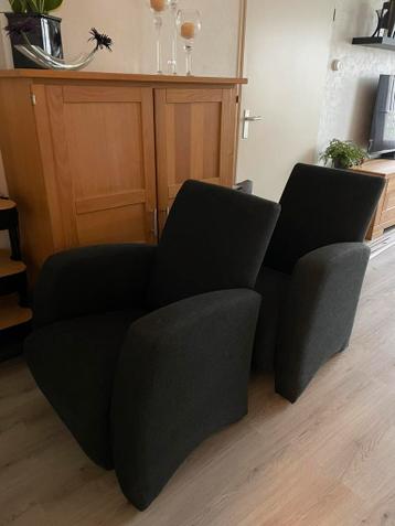 Gratis afhalen 2 nog mooie stoelen geen beschadigingen.