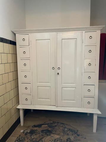 Witte brocante kast met medicijnlade