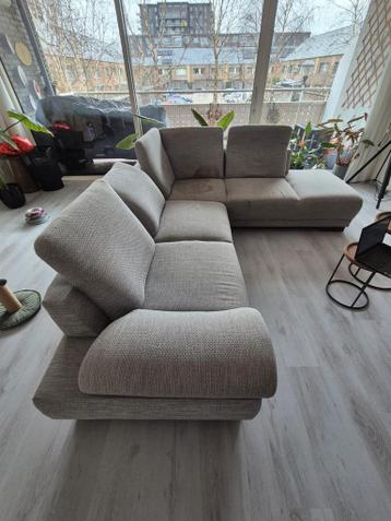 Comfortabele hoekbank met verstelbare rugleuning