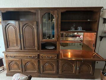 Kast met verlichting in barretje